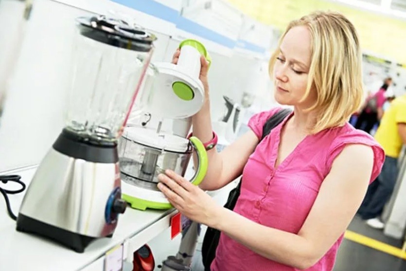 Женщины чаще мужчин берут кредиты в магазинах